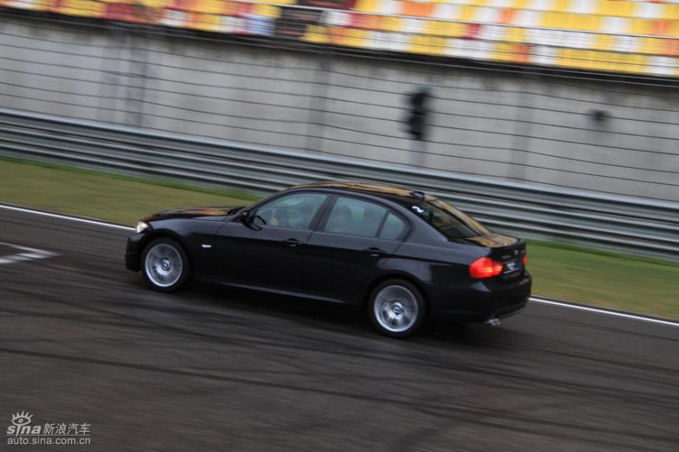 BMW 325i M运动型动态实拍图