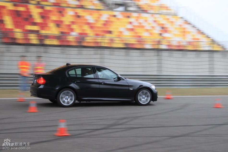 BMW 325i M运动型动态实拍图