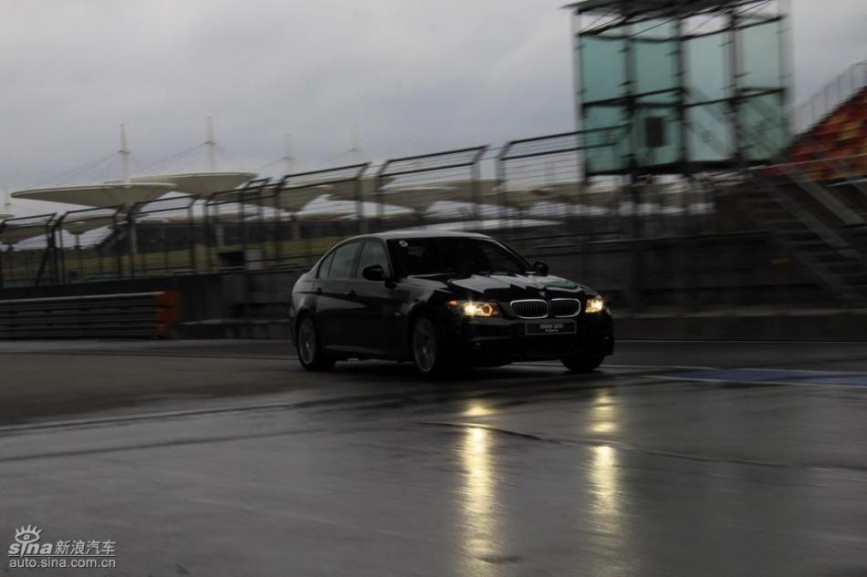BMW 325i M运动型动态实拍图