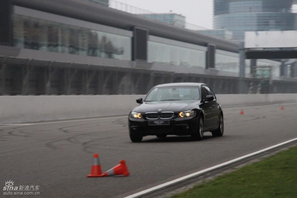 BMW 325i M运动型动态实拍图