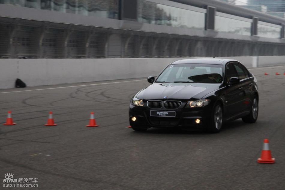 BMW 325i M运动型动态实拍图