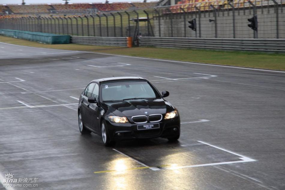 BMW 325i M运动型动态实拍图