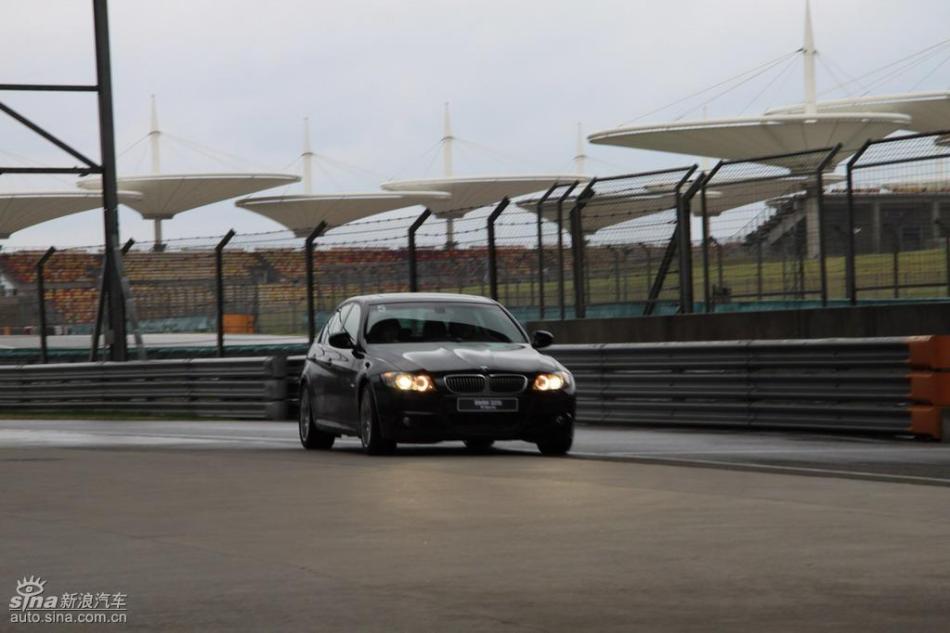 BMW 325i M运动型动态实拍图
