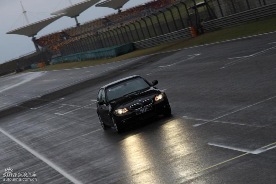 BMW 325i M运动型动态实拍图