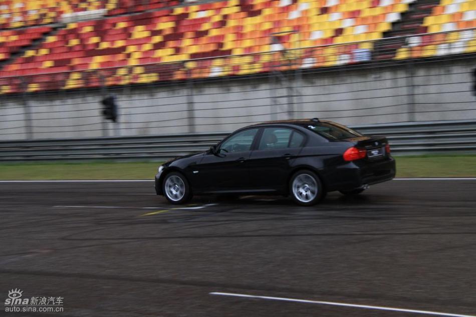 BMW 325i M运动型动态实拍图