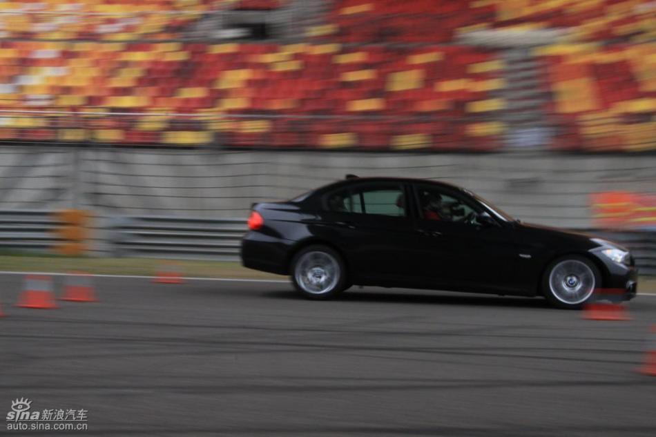 BMW 325i M运动型动态实拍图