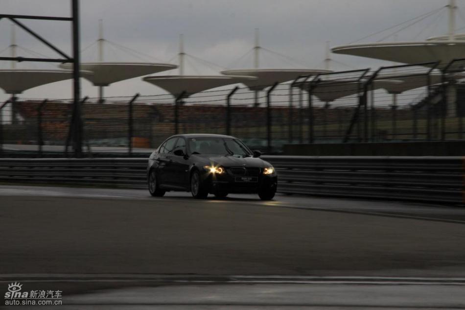 BMW 325i M运动型动态实拍图