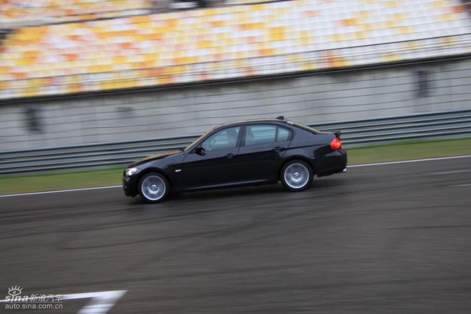 BMW 325i M运动型动态实拍图