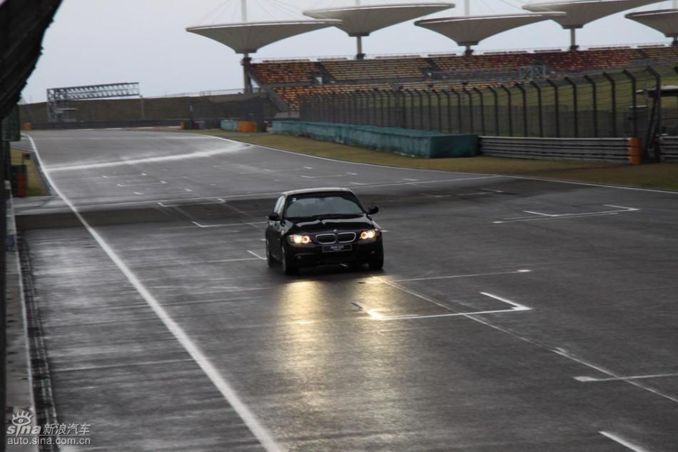 BMW 325i M运动型动态实拍图