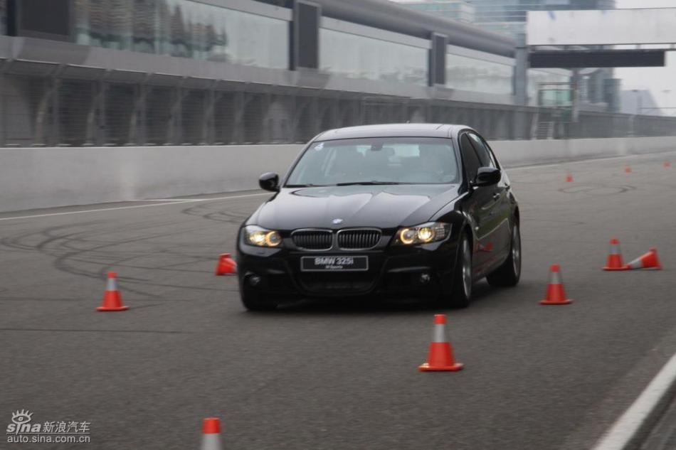 BMW 325i M运动型动态实拍图