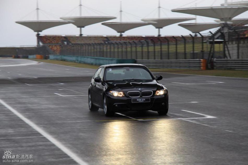 BMW 325i M运动型动态实拍图
