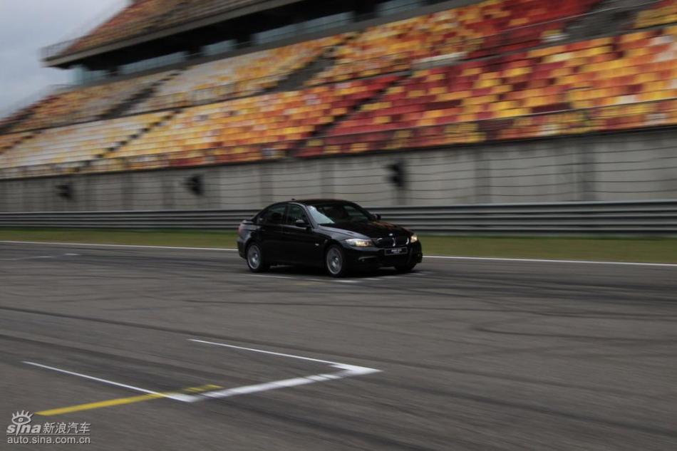 BMW 325i M运动型动态实拍图