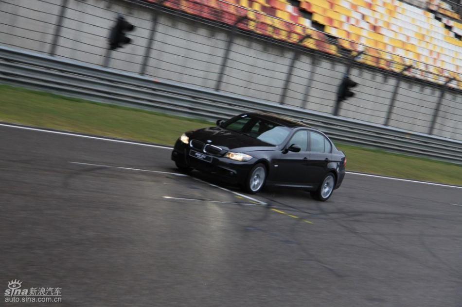 BMW 325i M运动型动态实拍图