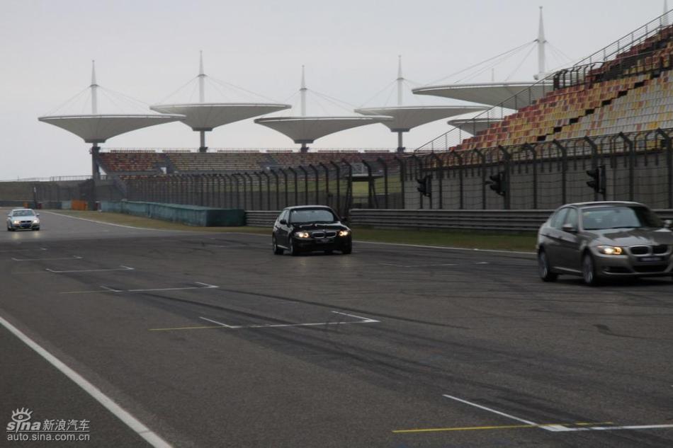 BMW 325i M运动型动态实拍图