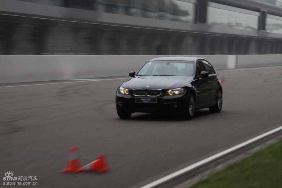 BMW 325i M运动型动态实拍图
