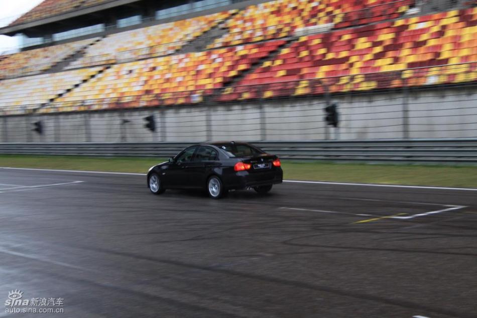 BMW 325i M运动型动态实拍图