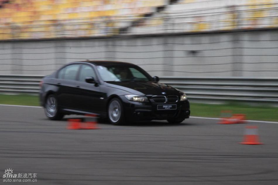 BMW 325i M运动型动态实拍图