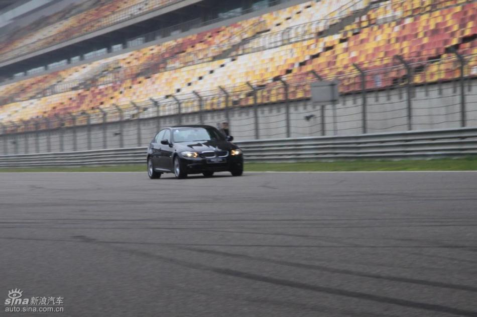 BMW 325i M运动型动态实拍图