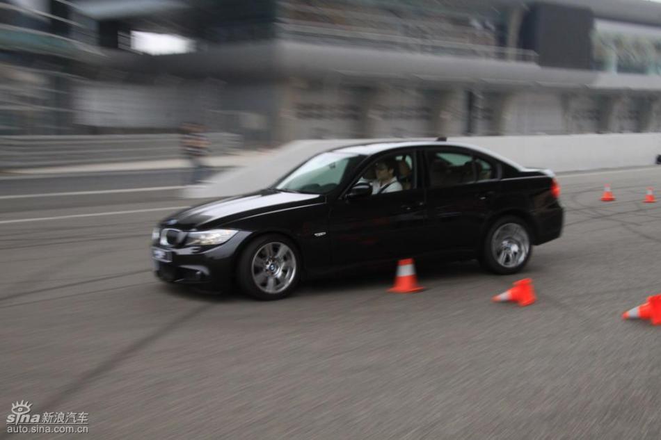 BMW 325i M运动型动态实拍图