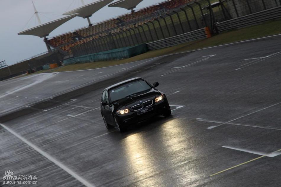 BMW 325i M运动型动态实拍图
