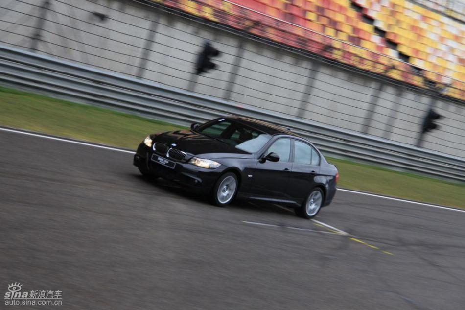 BMW 325i M运动型动态实拍图