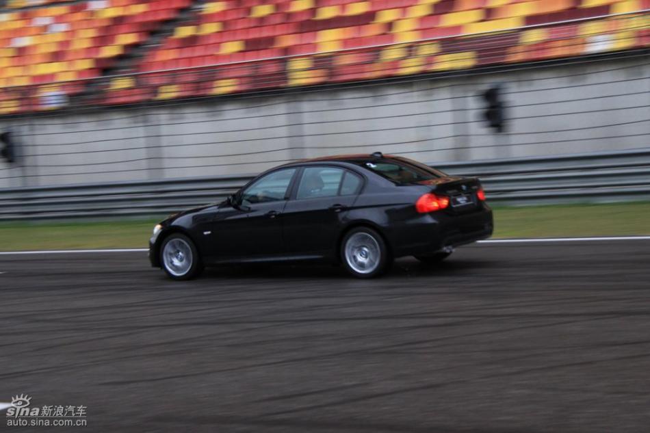 BMW 325i M运动型动态实拍图