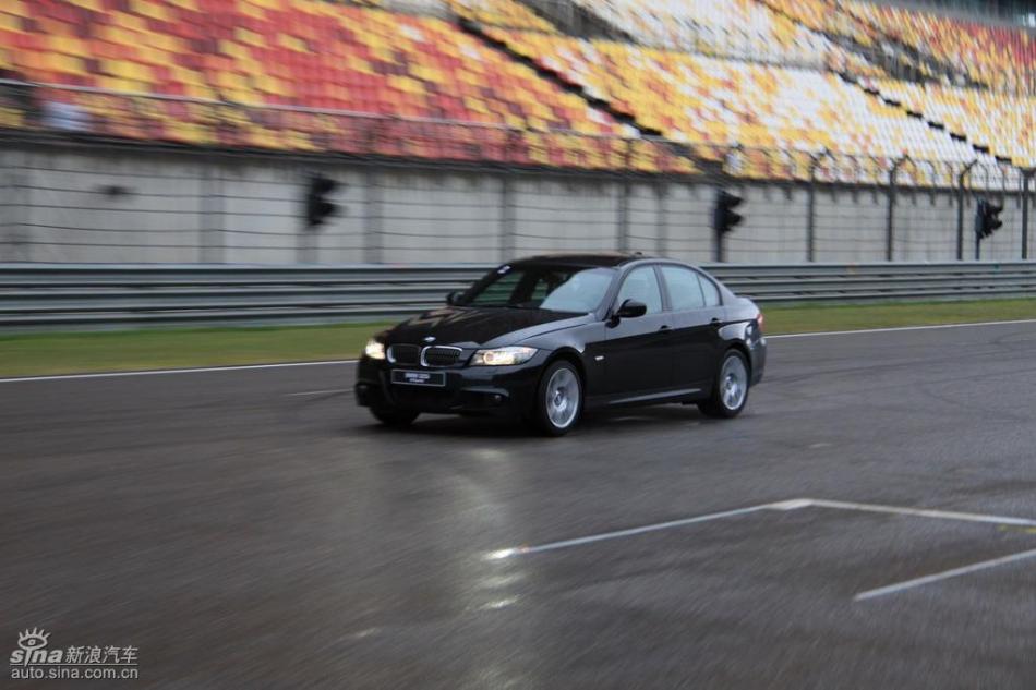BMW 325i M运动型动态实拍图