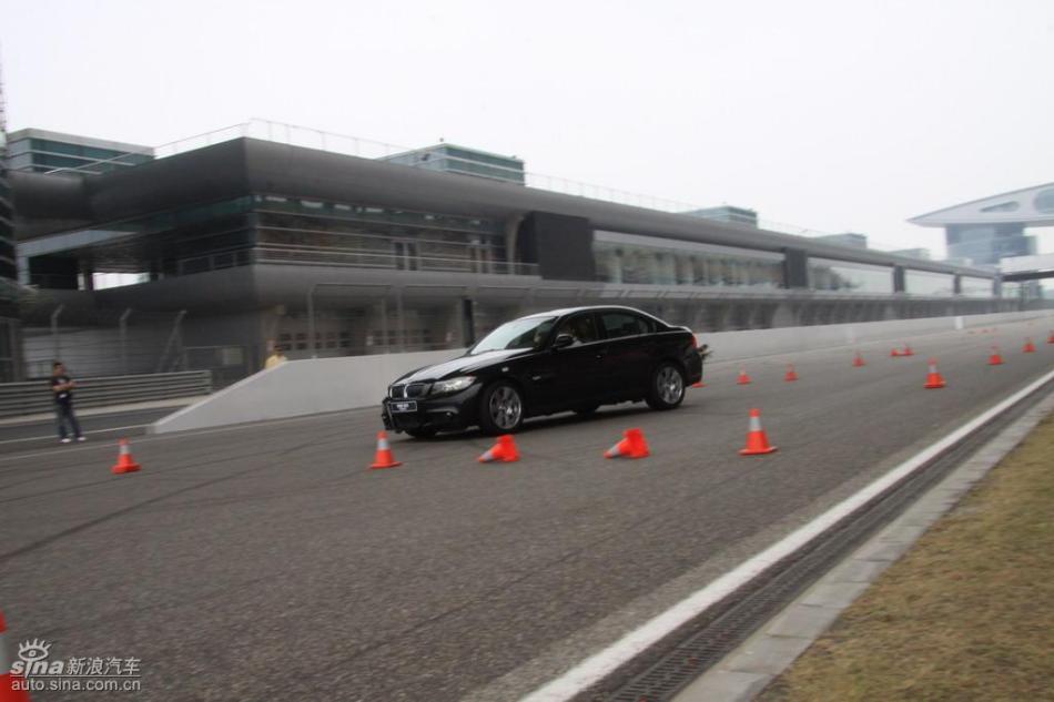 BMW 325i M运动型动态实拍图