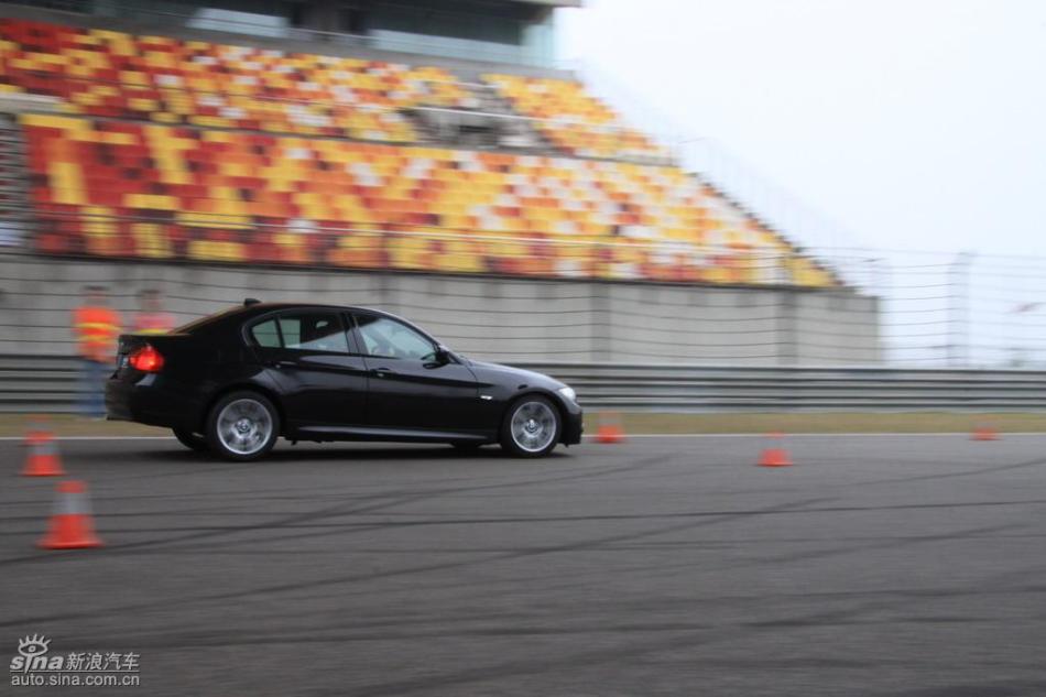 BMW 325i M运动型动态实拍图