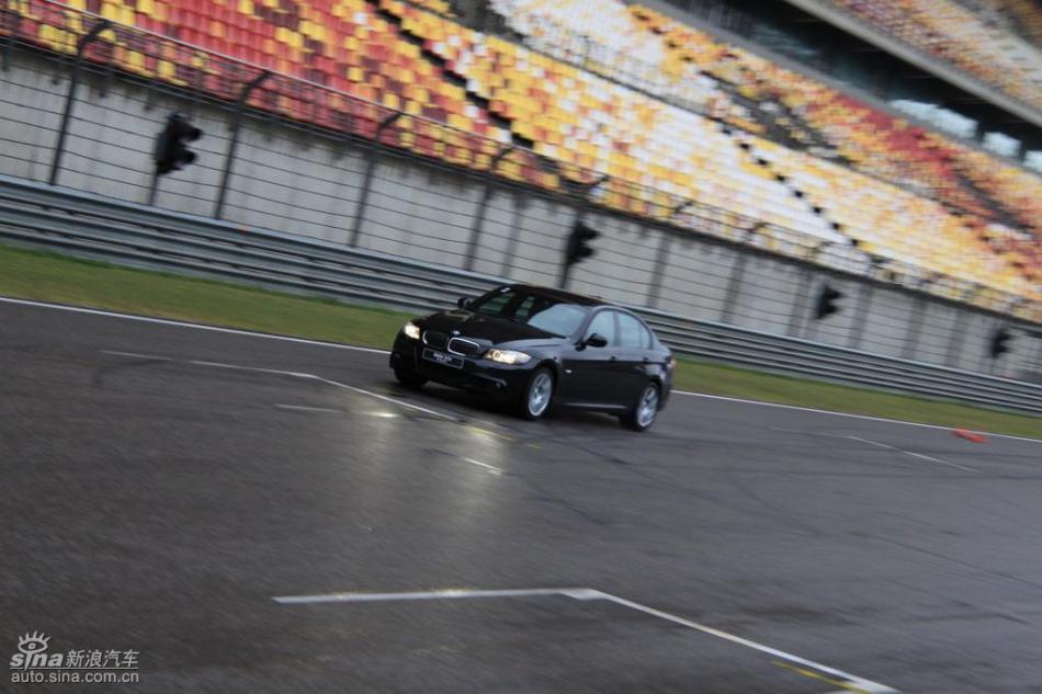 BMW 325i M运动型动态实拍图