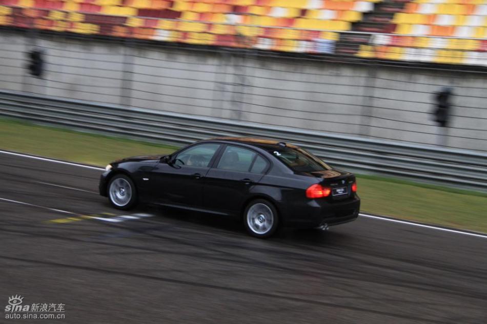 BMW 325i M运动型动态实拍图