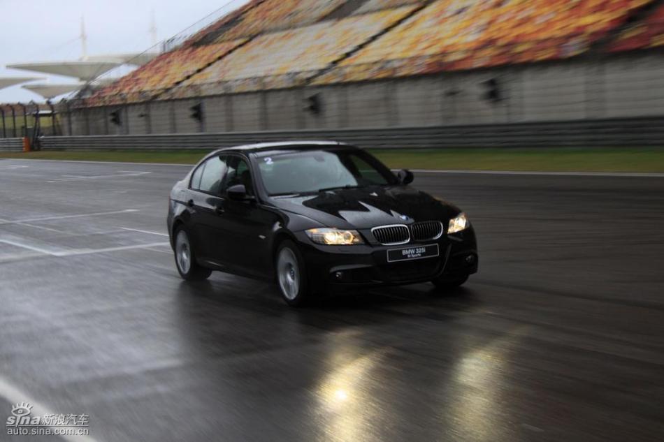 BMW 325i M运动型动态实拍图