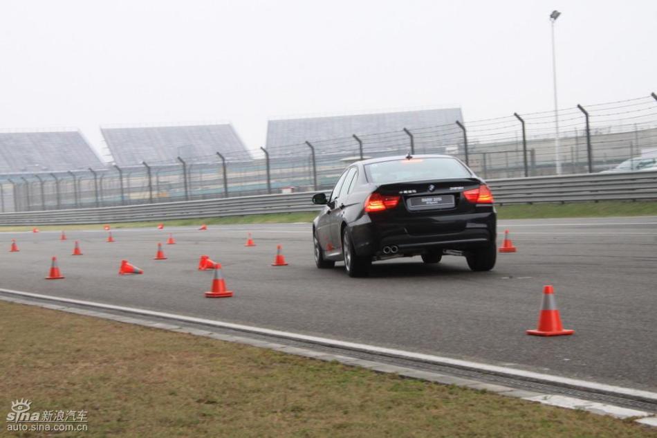 BMW 325i M运动型动态实拍图