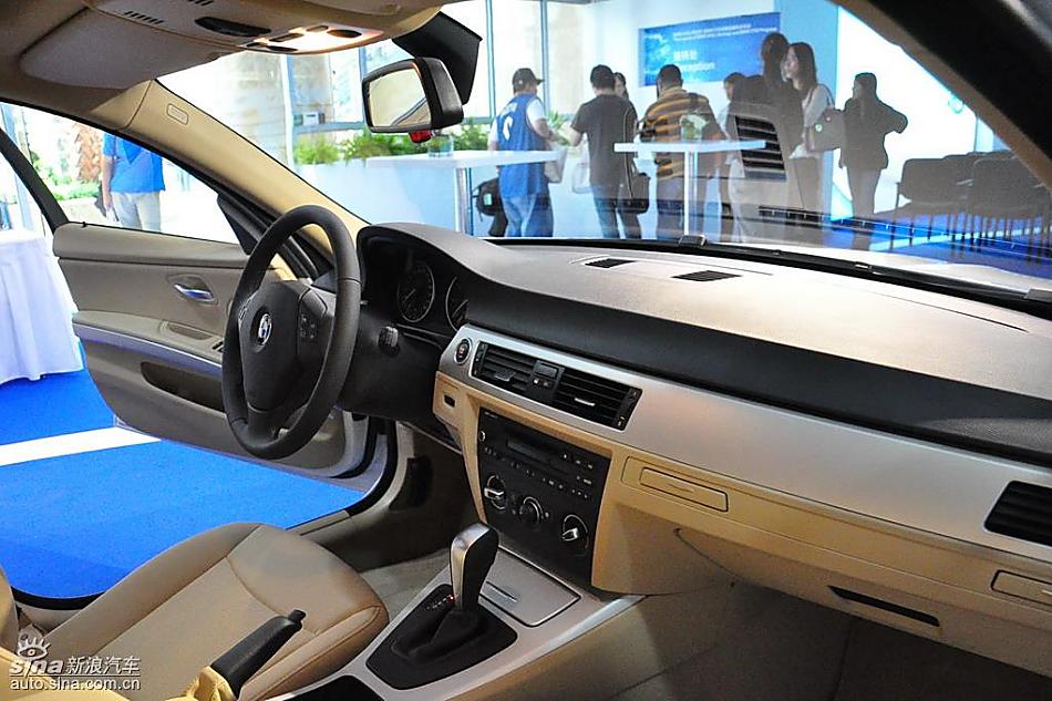 宝马318i进取型上市现场图