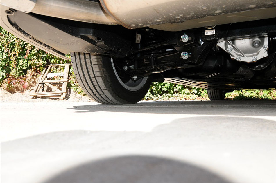 2014款 320Li 豪华设计套装 引擎底盘