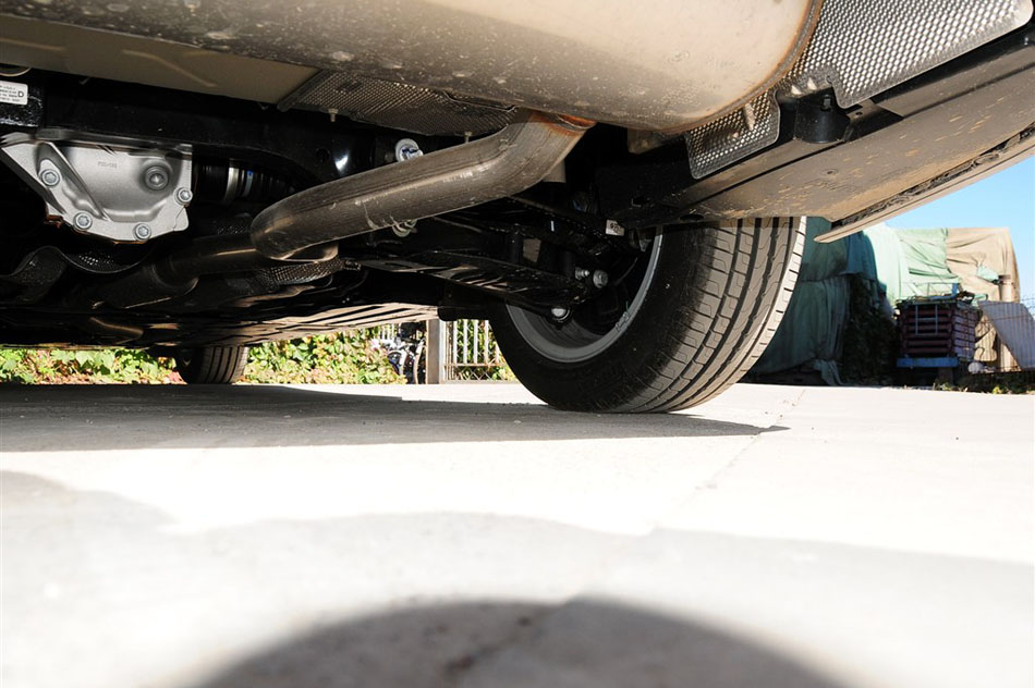 2014款 320Li 豪华设计套装 引擎底盘