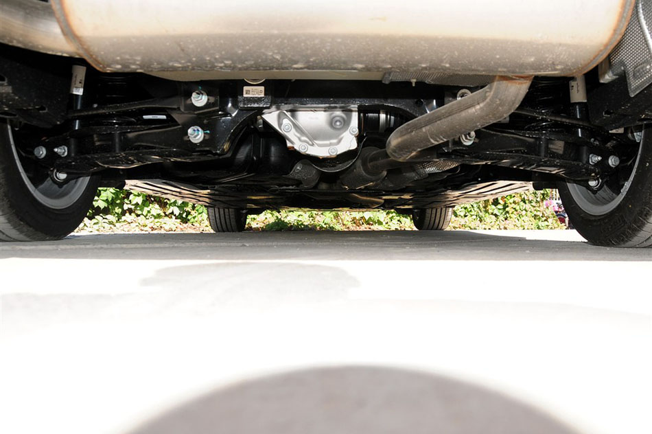 2014款 320Li 豪华设计套装 引擎底盘