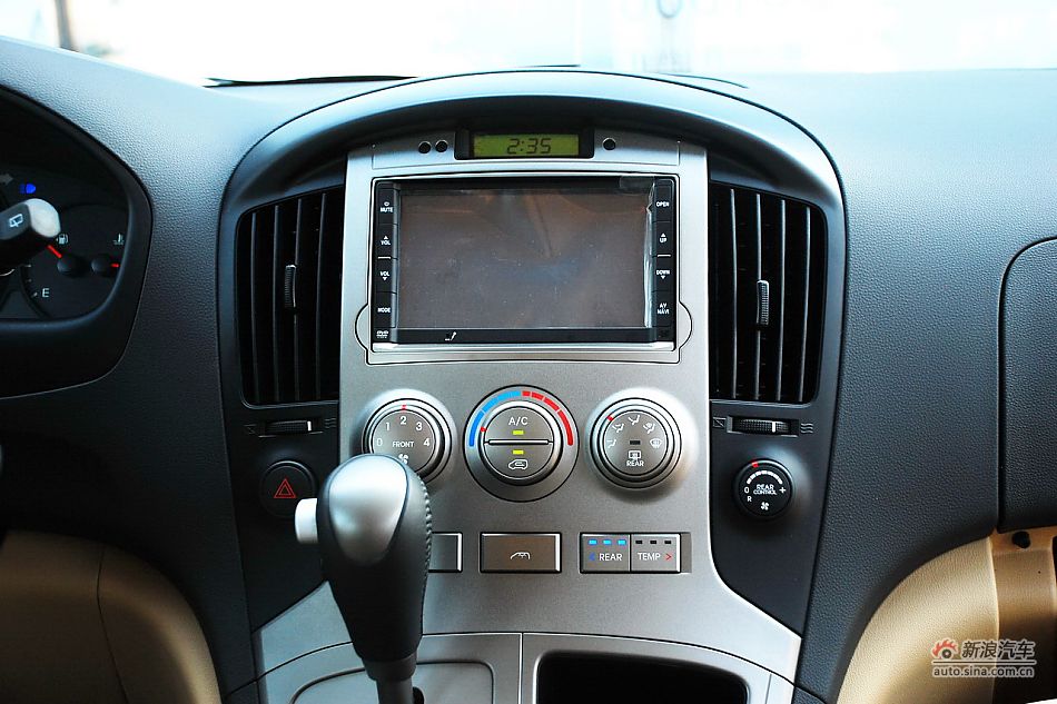 现代H-1辉翼内饰实拍图