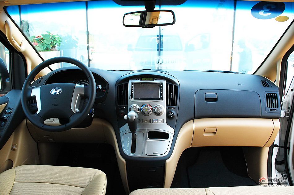 现代H-1辉翼内饰实拍图