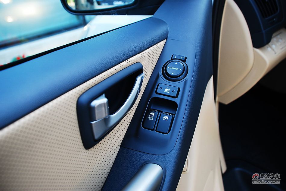 现代H-1辉翼内饰实拍图