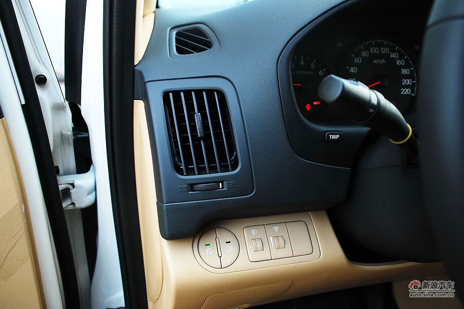 现代H-1辉翼内饰实拍图