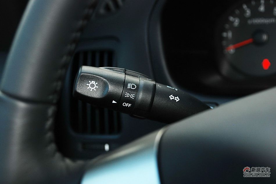 现代H-1辉翼内饰实拍图