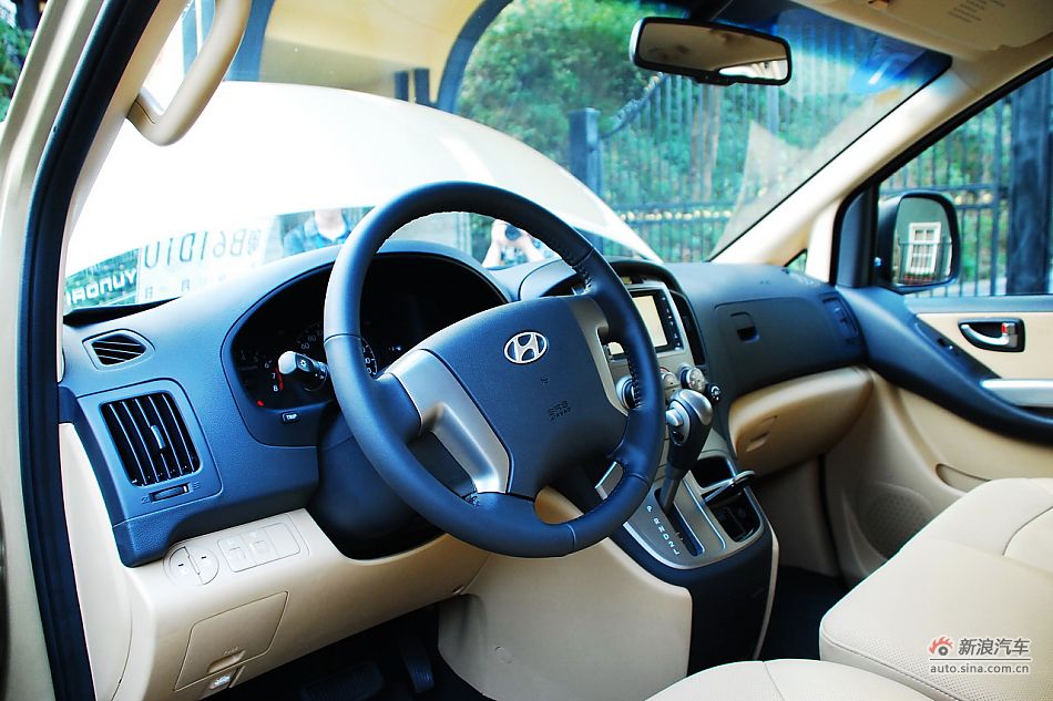 现代H-1辉翼内饰实拍图