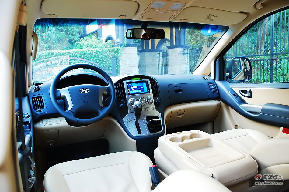 现代H-1辉翼内饰实拍图