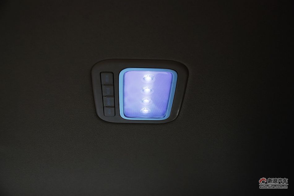 现代H-1辉翼内饰实拍图