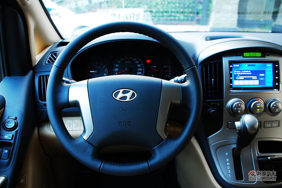 现代H-1辉翼内饰实拍图