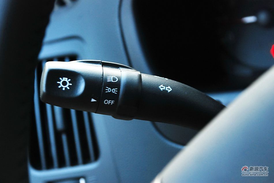 现代H-1辉翼内饰实拍图