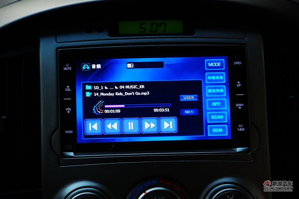 现代H-1辉翼内饰实拍图