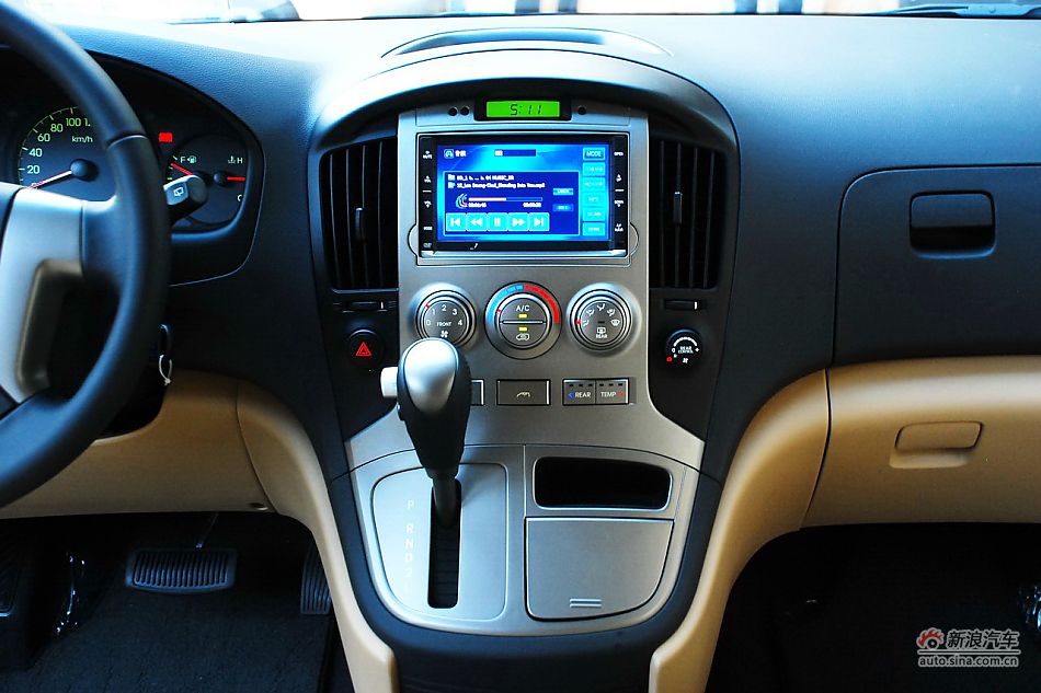 现代H-1辉翼内饰实拍图