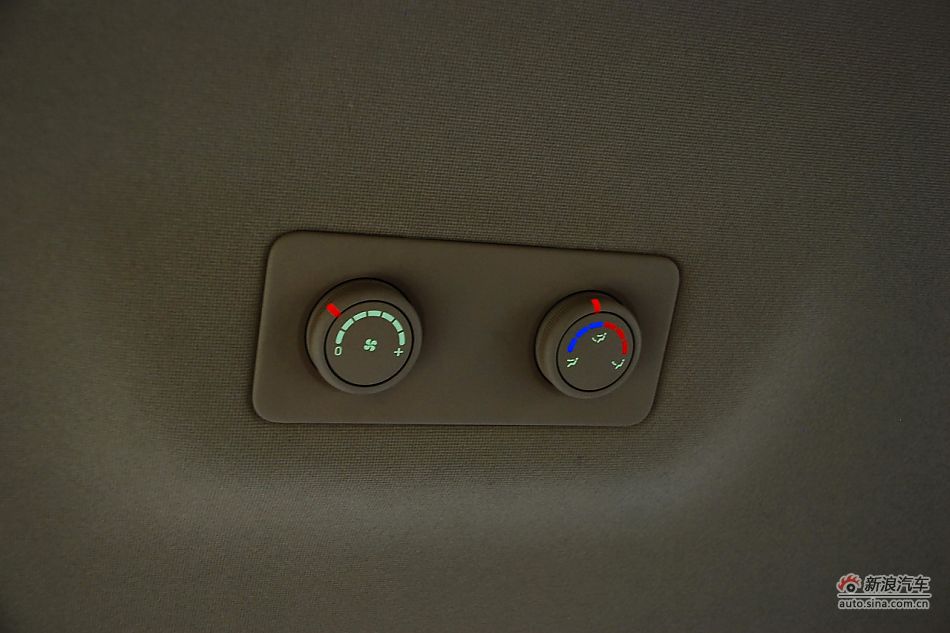 现代H-1辉翼内饰实拍图